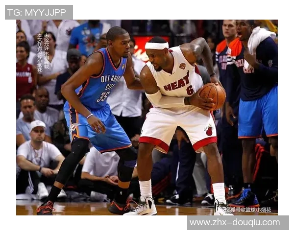 詹姆斯跨界挑战足球场展现运动天赋与激情的精彩瞬间